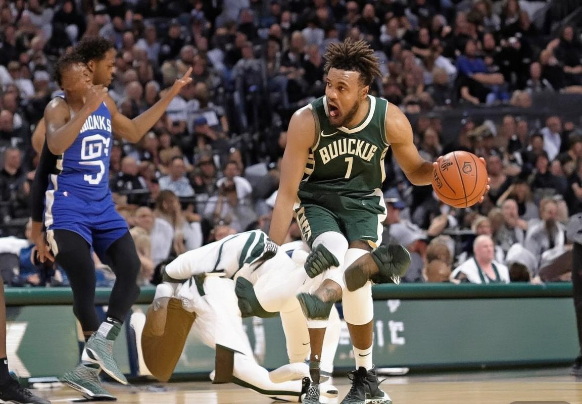 雄鹿赛程密集下的战略调整：字母哥冲击力与利拉德远投主导进攻，防守强度调整助力负荷管理